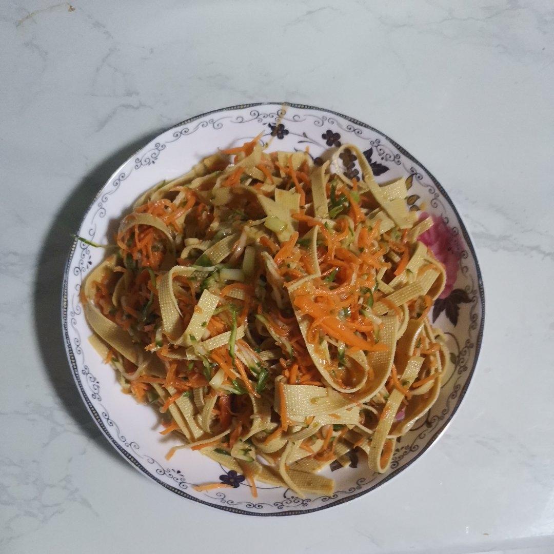 可以吃一整个夏天的黄瓜拌豆皮