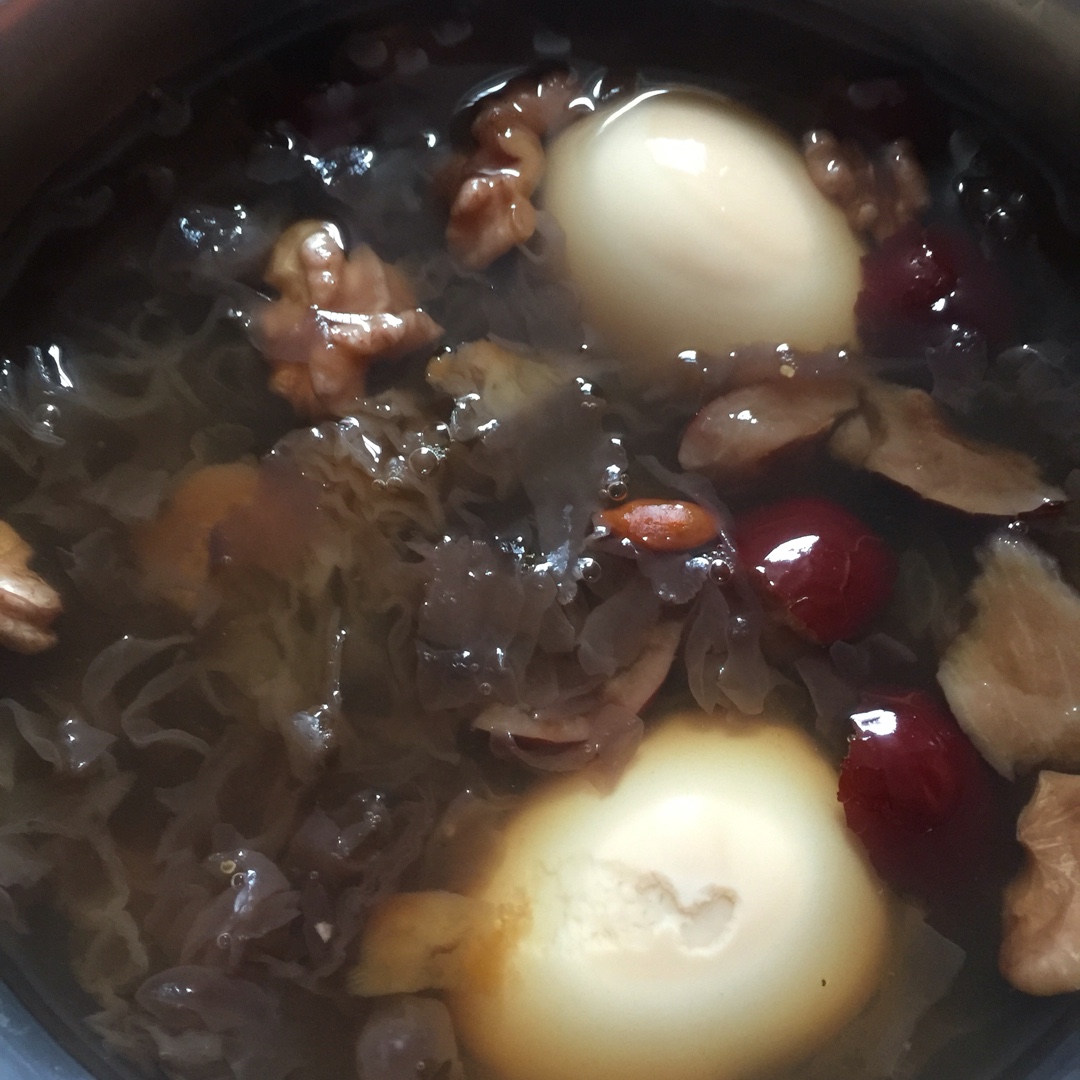 银耳红枣枸杞甜汤