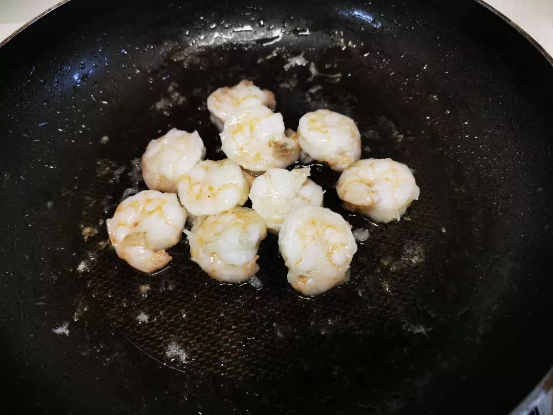 一道冷热皆美味的—毛豆鸡头米烩百合虾仁的做法 步骤5