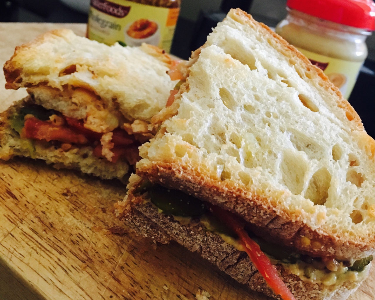 【Sherry下厨房】鸡肉番茄芝士酸黄瓜芥末三明治的做法