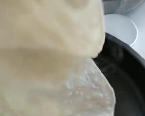 简单的烫面春饼(卷饼)吃起来不油的饼的做法 步骤5