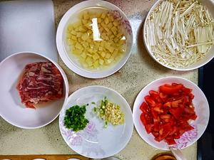 番茄肥牛金针菇汤的做法 步骤2