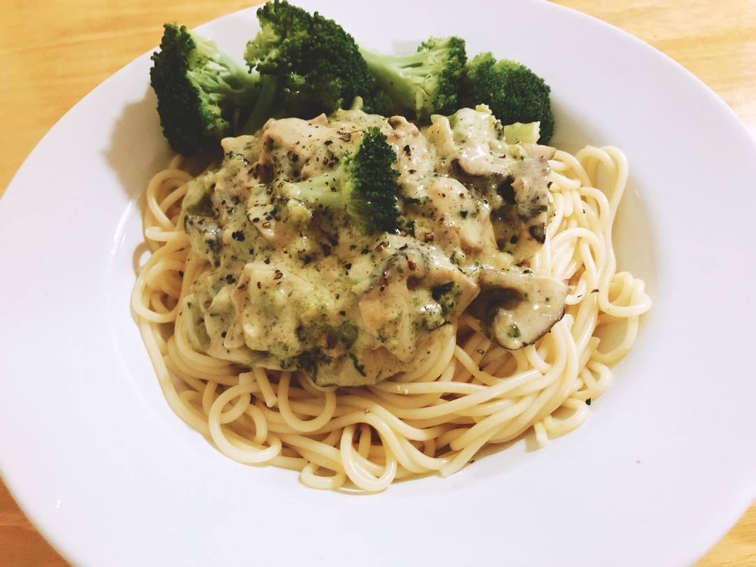 奶油培根蘑菇意面