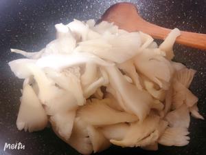 上班族的快手简单晚餐——香葱鲜蘑的做法 步骤6
