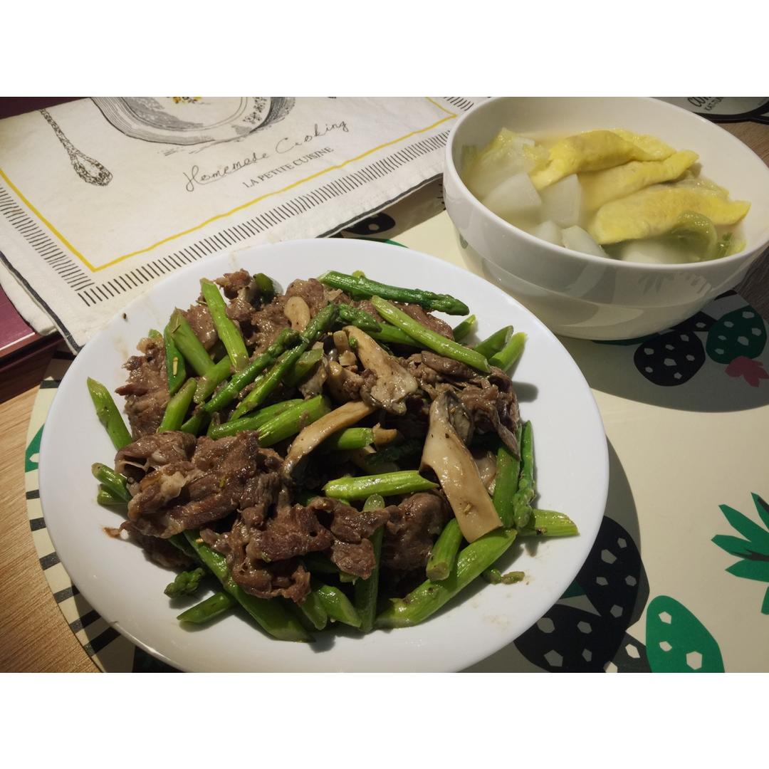 芦笋炒蘑菇