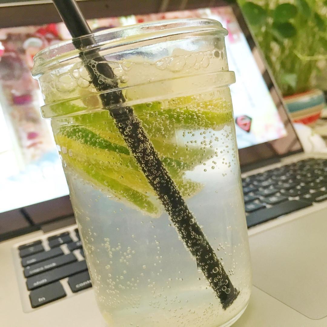 【盐柠檬雪碧冰饮的做法步骤图,怎么做好吃】酷毙的减肥日常_下厨房