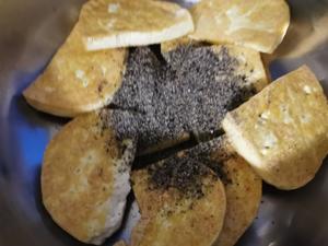 黑芝麻椒盐煎豆腐的做法 步骤5