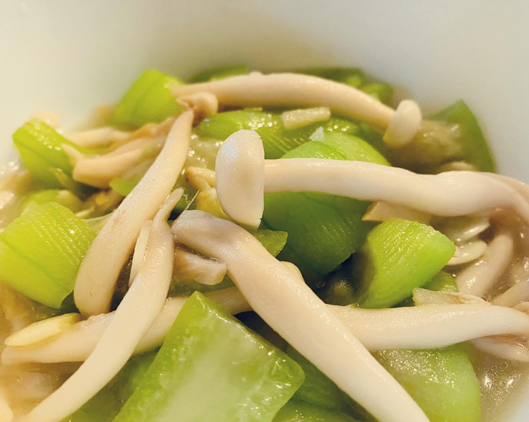 丝瓜炒蘑菇—加两样东西就味道特别鲜美且不发黑的做法