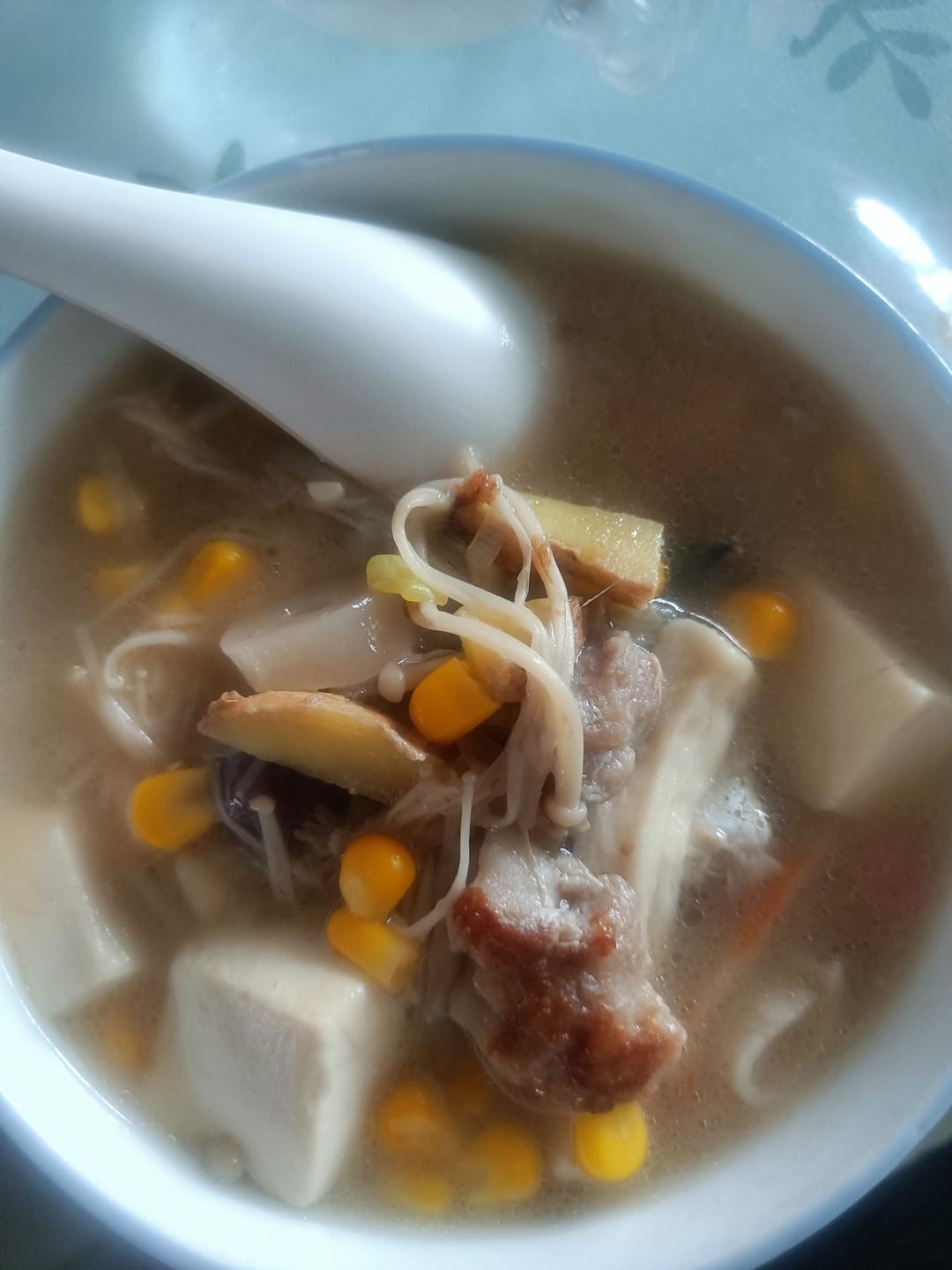 巴沙鱼金针菇豆腐汤