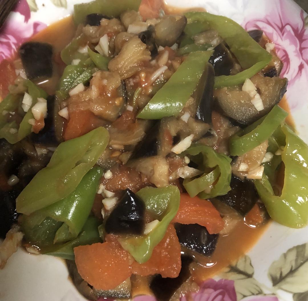 西红柿尖椒炒茄子