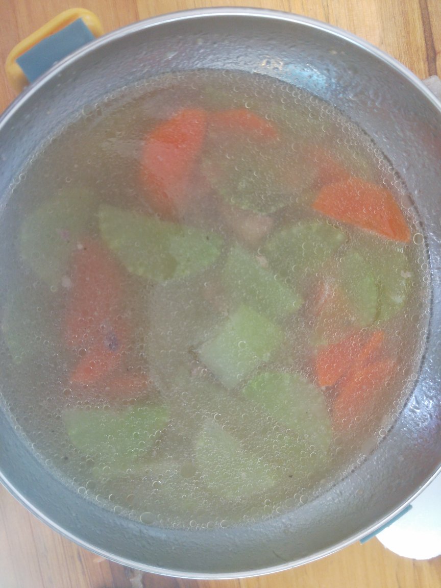 纯素美食｜清甜三色汤（莴笋、胡萝卜、杏鲍菇、土豆）