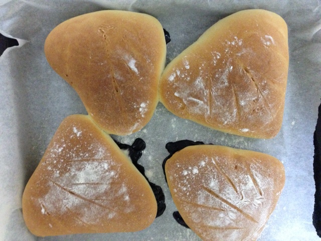 优雅蓝莓牛奶面包