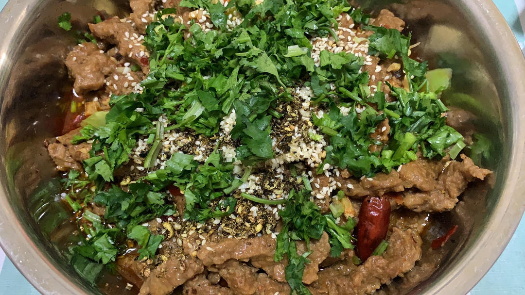 厨师长教你：“豆花水煮牛肉”做法，牛肉麻辣鲜香，豆花嫩滑入味