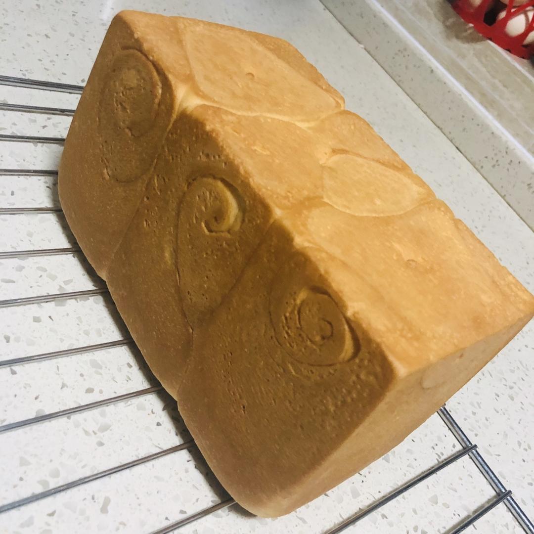 软到不敢捧起的牛奶甜吐司