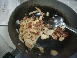 土豆腊肉腊肠焖饭的做法 步骤3