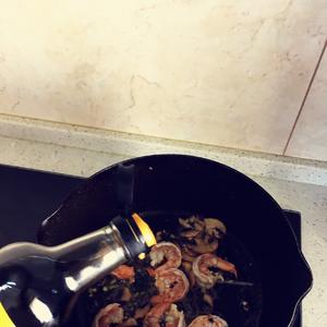 蒜香虾油意面的做法 步骤20