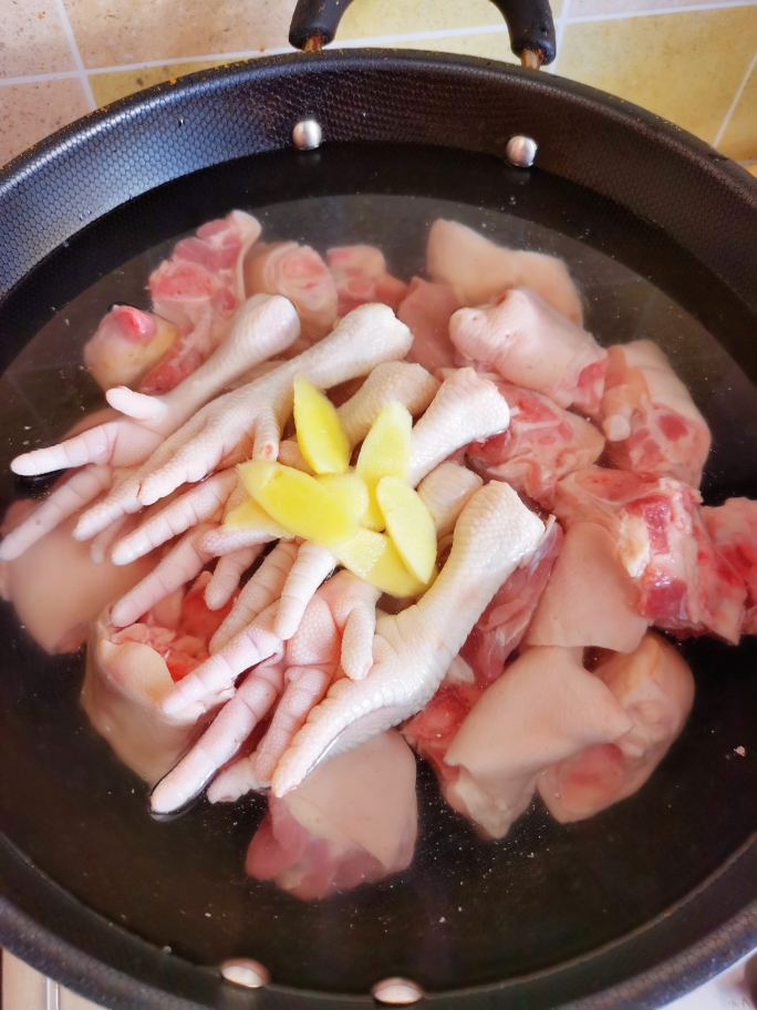 香辣猪蹄炖鸡爪，肥而不腻，酥烂入味的做法 步骤5