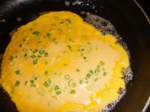 给鸡蛋饼加点料—花朵芝士香葱鸡蛋饼的做法 步骤7