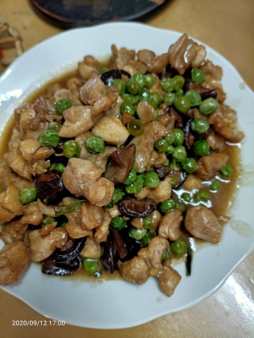 香菇豌豆芝麻鸡肉丁