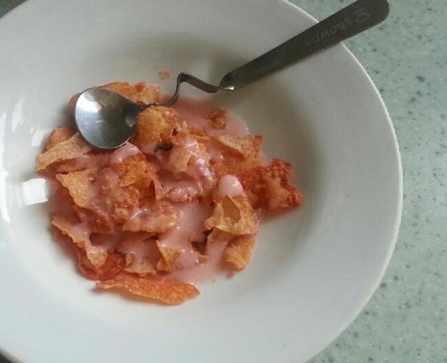 草莓酸奶饮薯片碎的做法