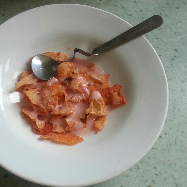 草莓酸奶饮薯片碎的做法