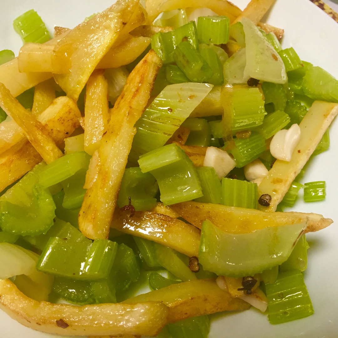 土豆炒芹菜