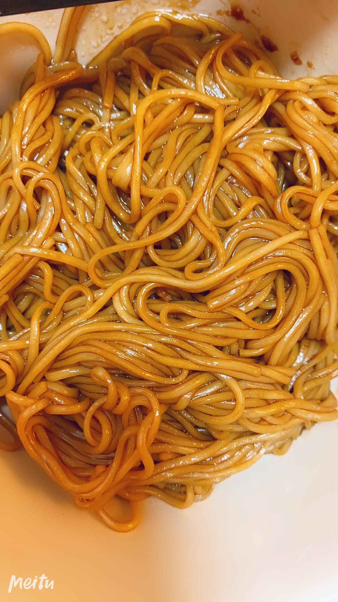 比南小馆还好吃的葱油拌面小美版的做法