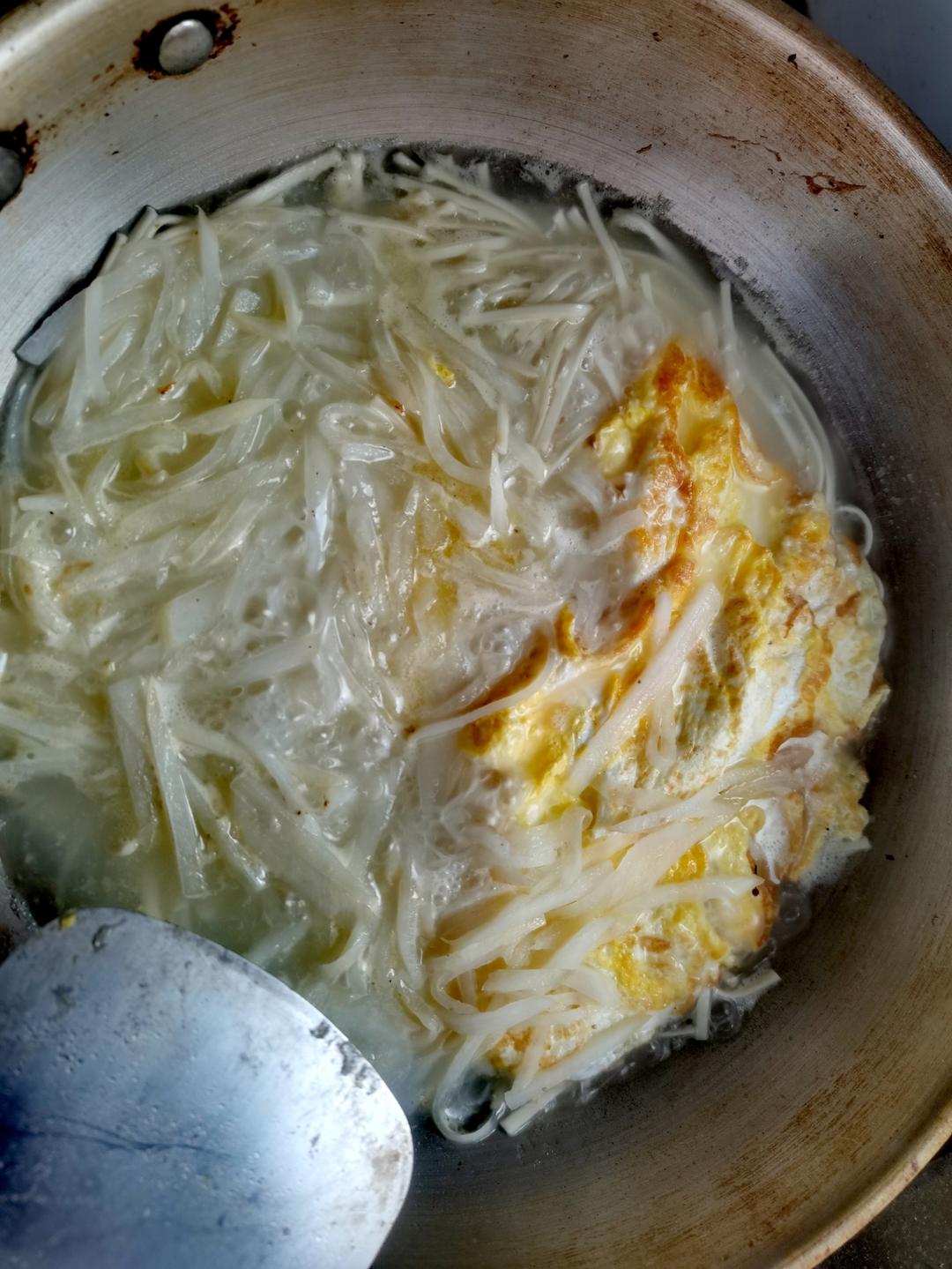 奶白鲜香的萝卜丝煎蛋汤