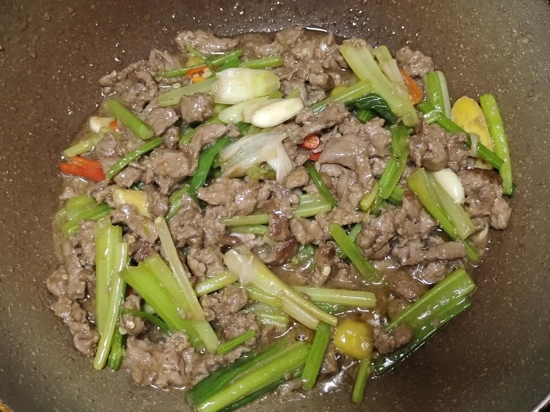 厨师长教你：“葱香牛肉”的家常做法，葱香扑鼻，细嫩可口