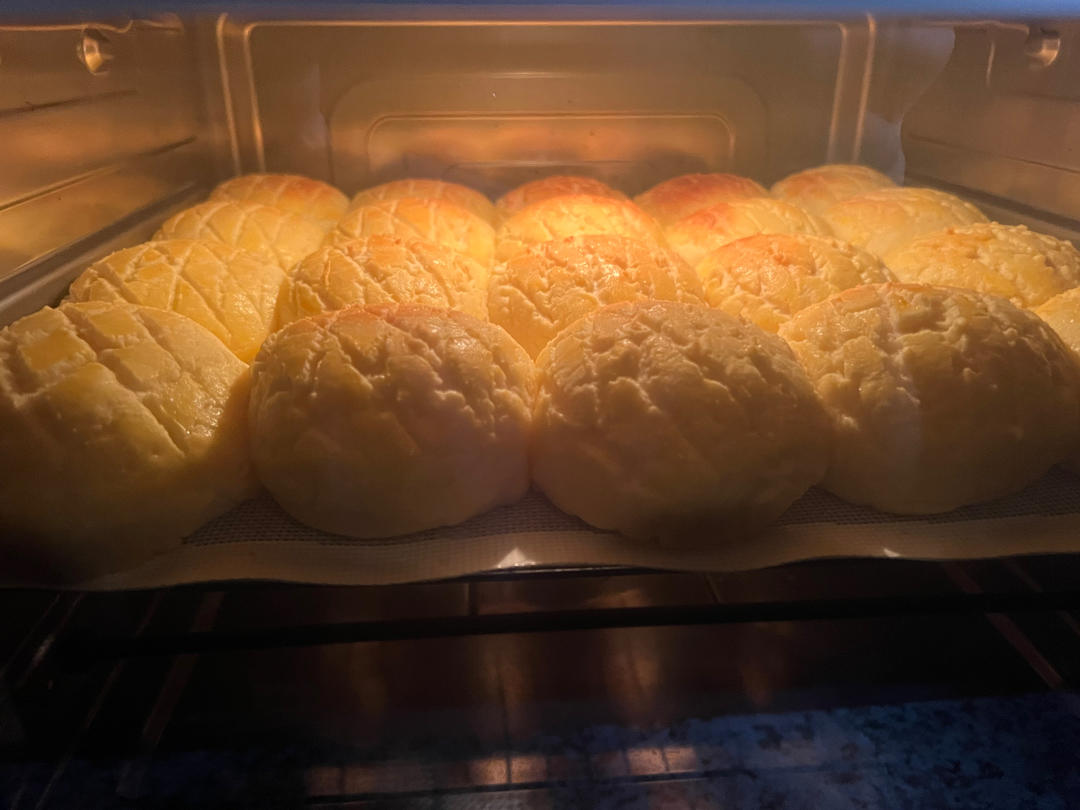 好吃到炸裂的港式菠萝包（附带制作酥皮的小视频）