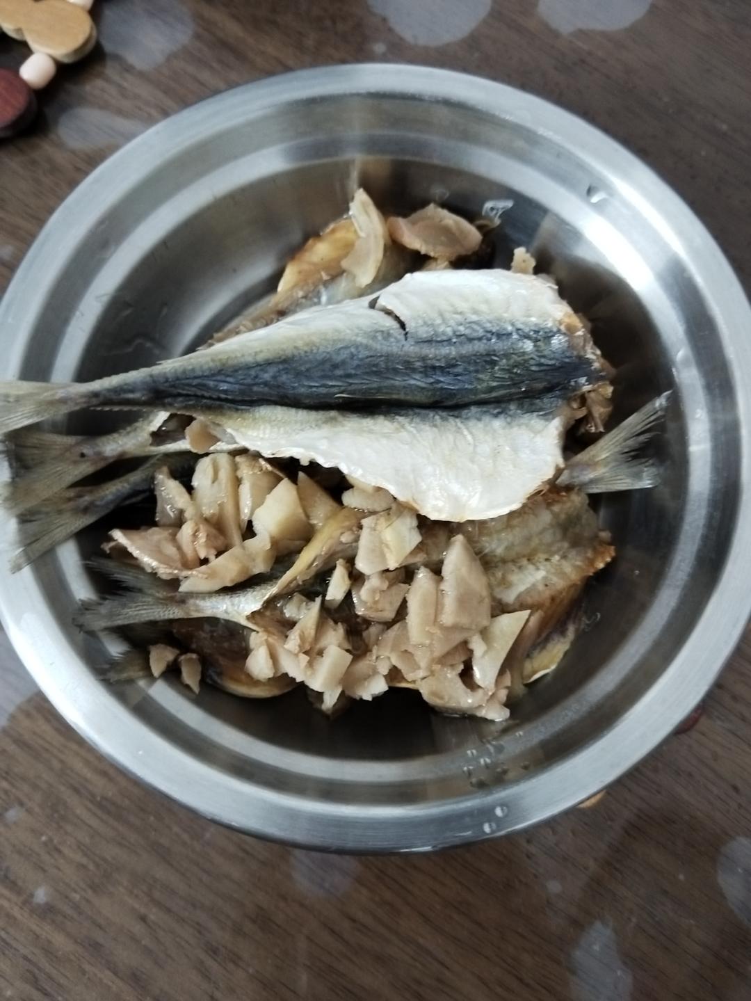 自晒迟仔鱼干
