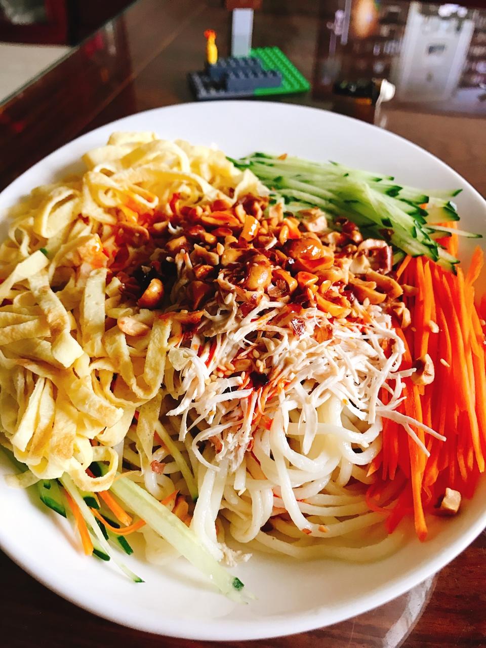 【鸡丝凉面】