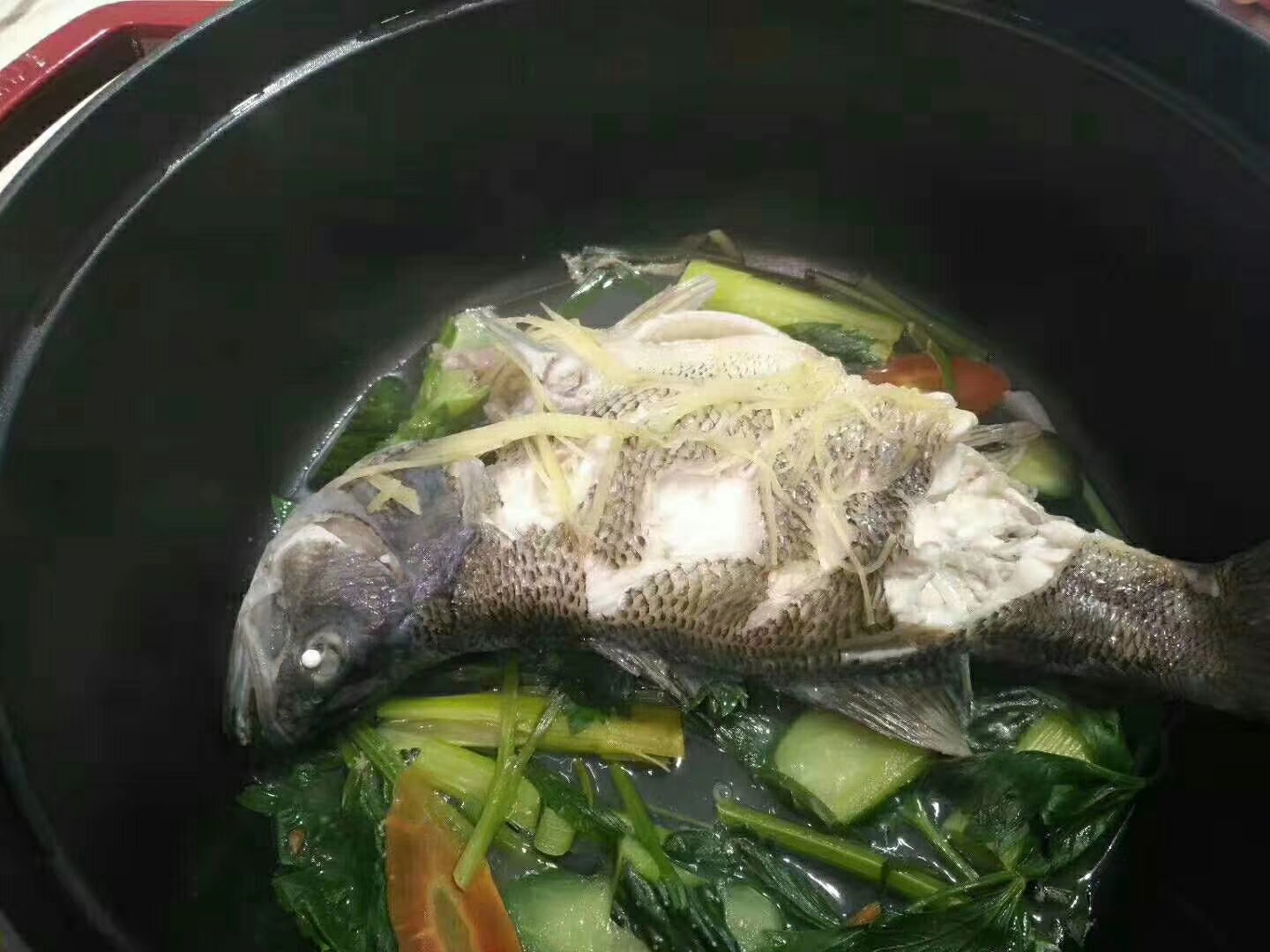 staub铸铁锅无水蒸鲈鱼的做法 步骤4