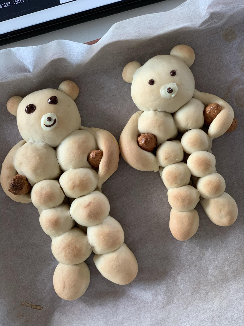 lmoozi做的肌肉熊面包