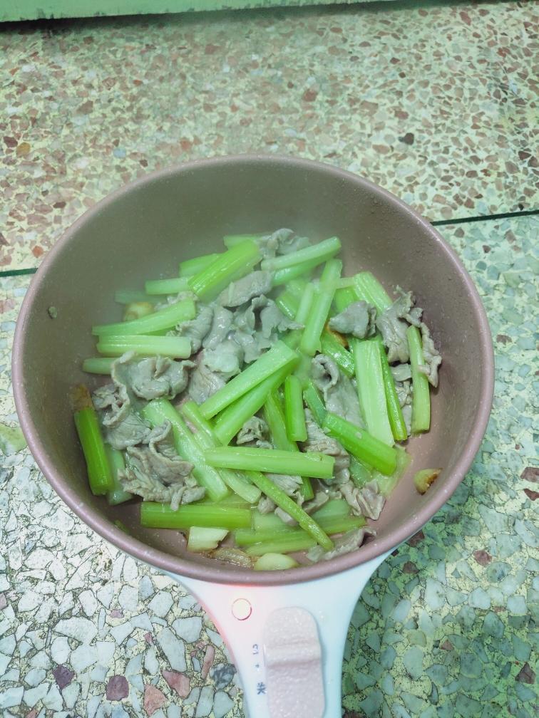 『电热饭盒』西芹炒猪肉