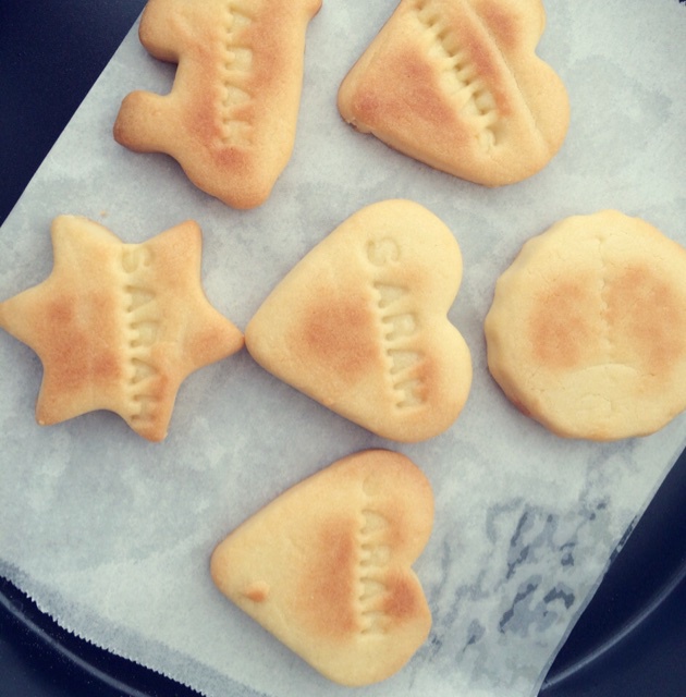 超简单！好吃又平整的糖霜饼干底的做法（附贴心小提示哦）