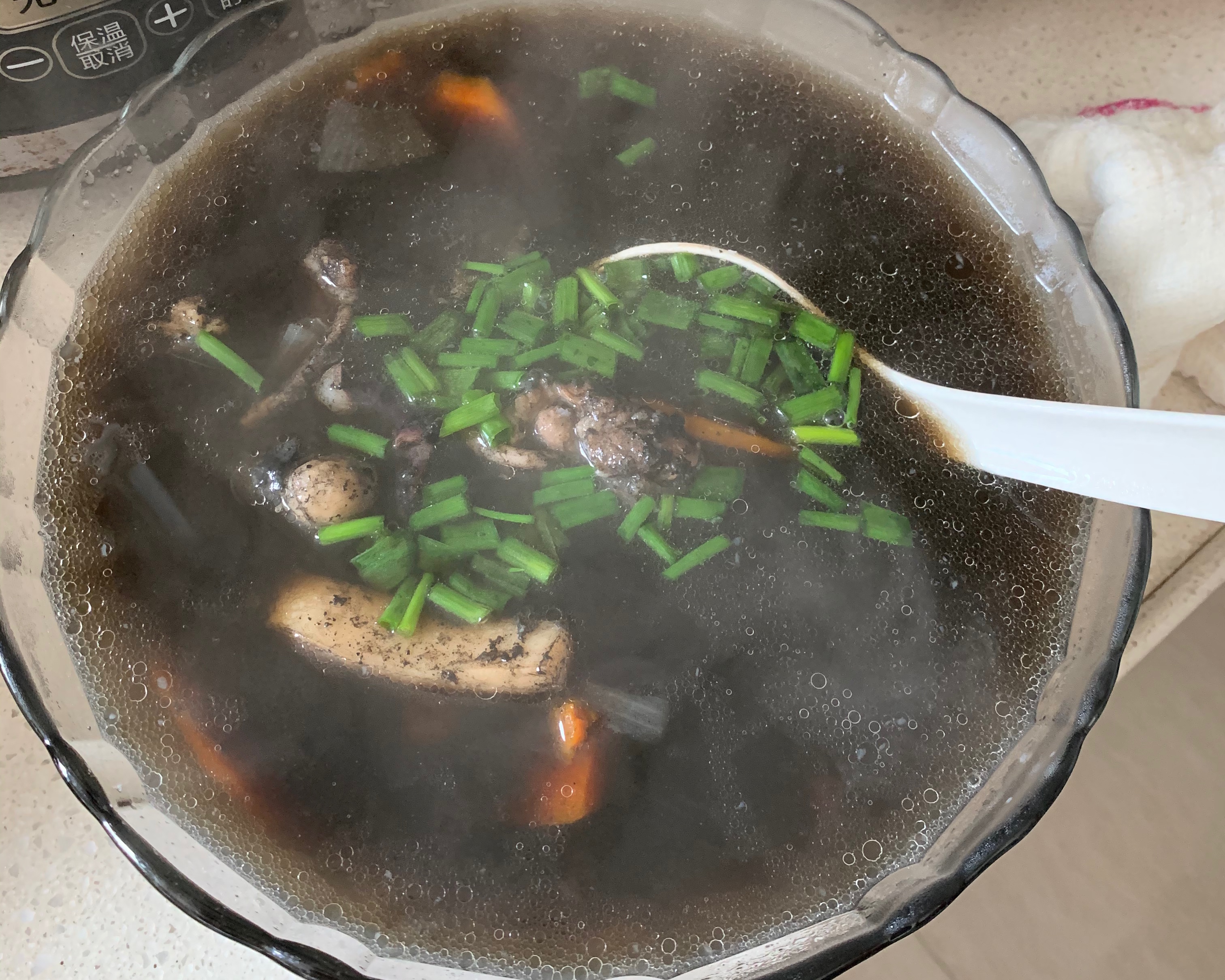 原汁墨鱼排骨汤的做法
