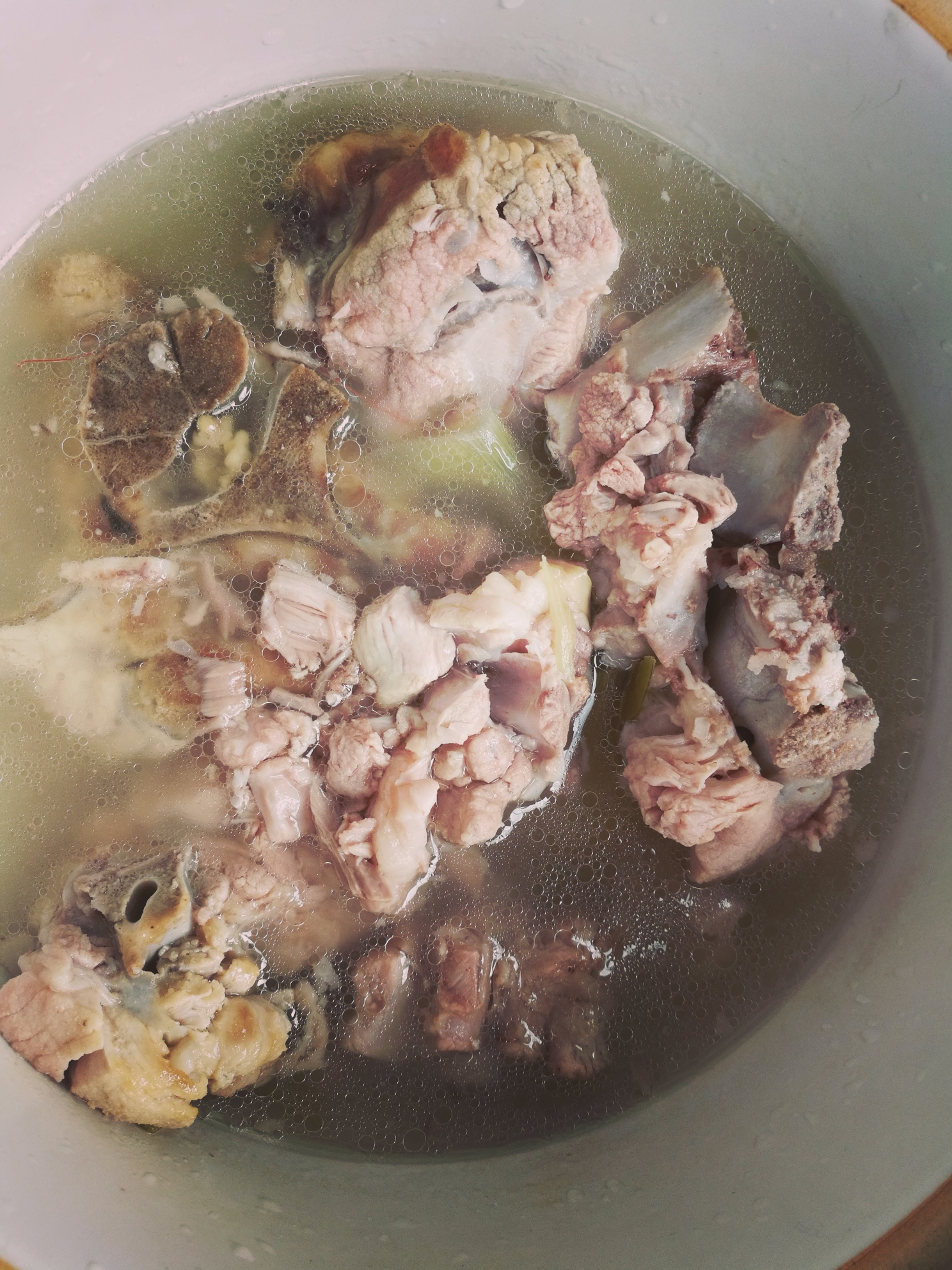 排骨莲藕海带汤的做法 步骤1