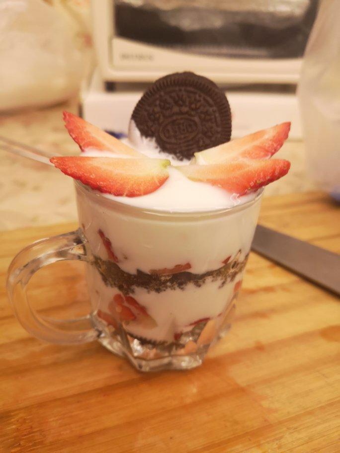 阿胖多啦做的五分钟超快手甜品网红奥利奥草莓酸奶杯