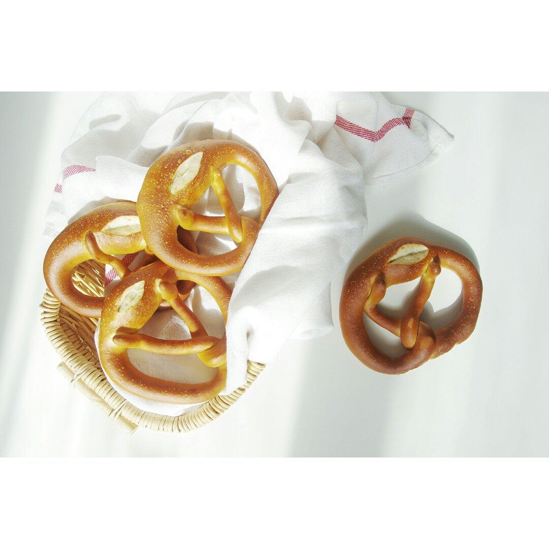 德国碱水面包Brezen（普雷节、巴伐利亚面包、扭结面包）