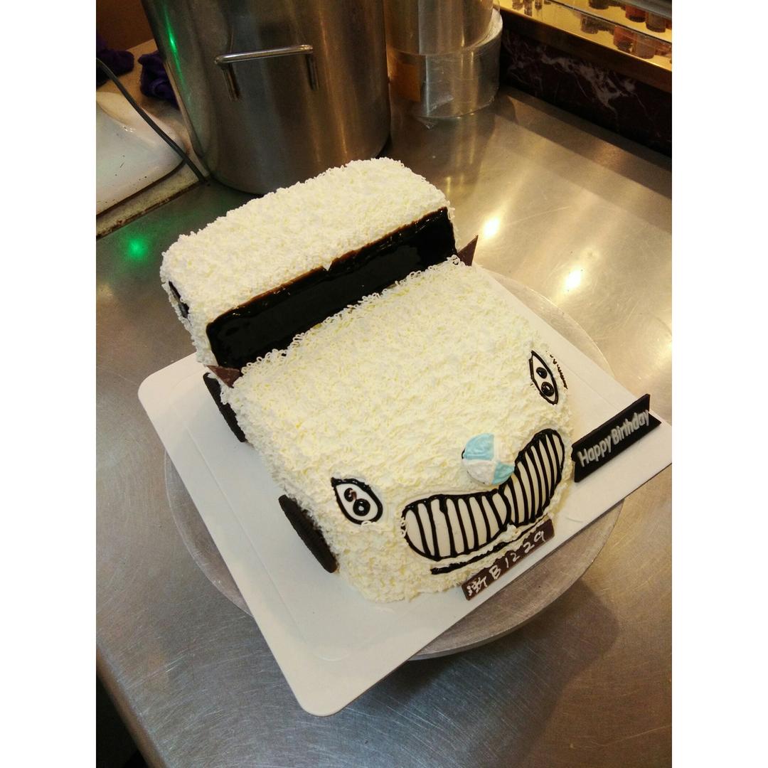 小汽车造型奶油蛋糕