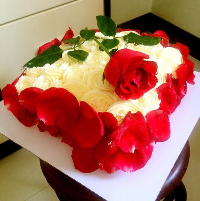 浪漫的玫瑰花瓣蛋糕