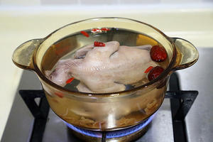 桂圆枸杞乳鸽汤的做法 步骤3