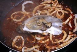 石锅牡蛎鱿鱼豆腐汤的做法 步骤6