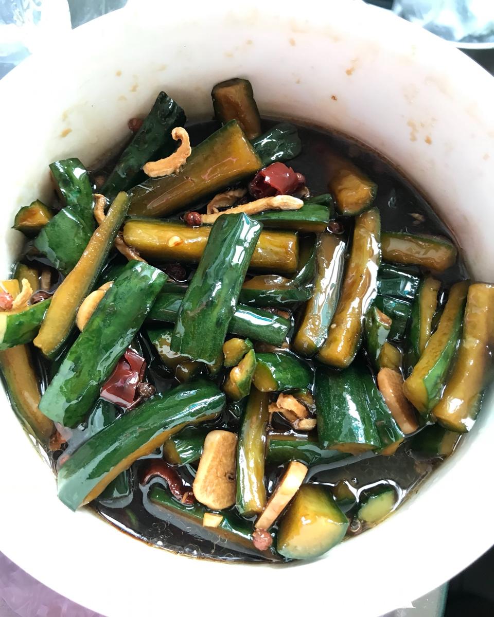 香草味项做的腌脆黄瓜