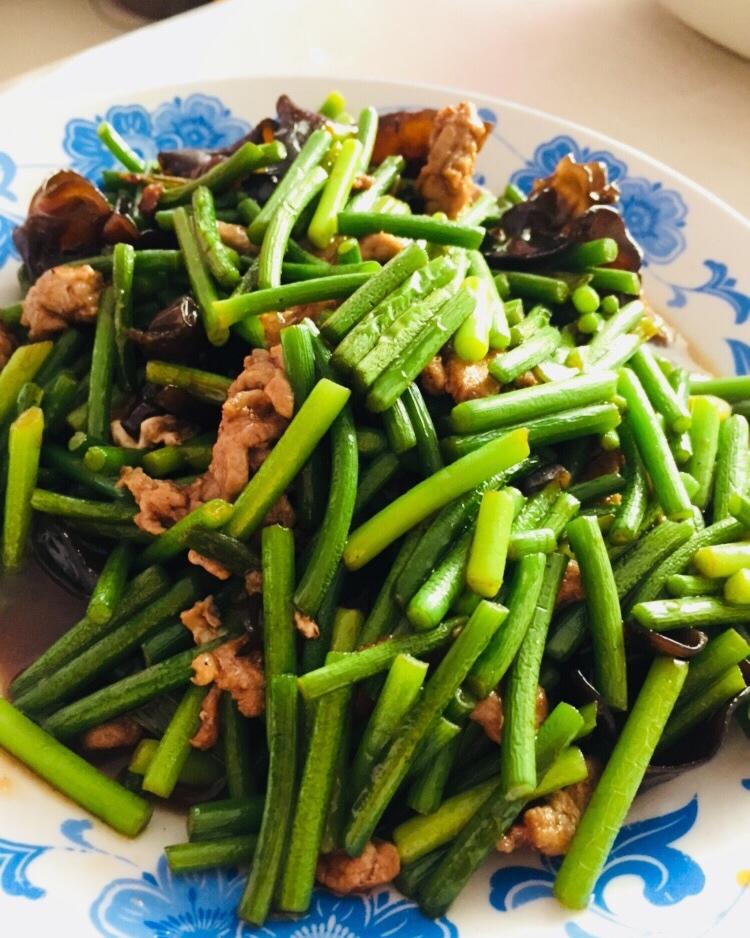蒜苔木耳炒肉丝