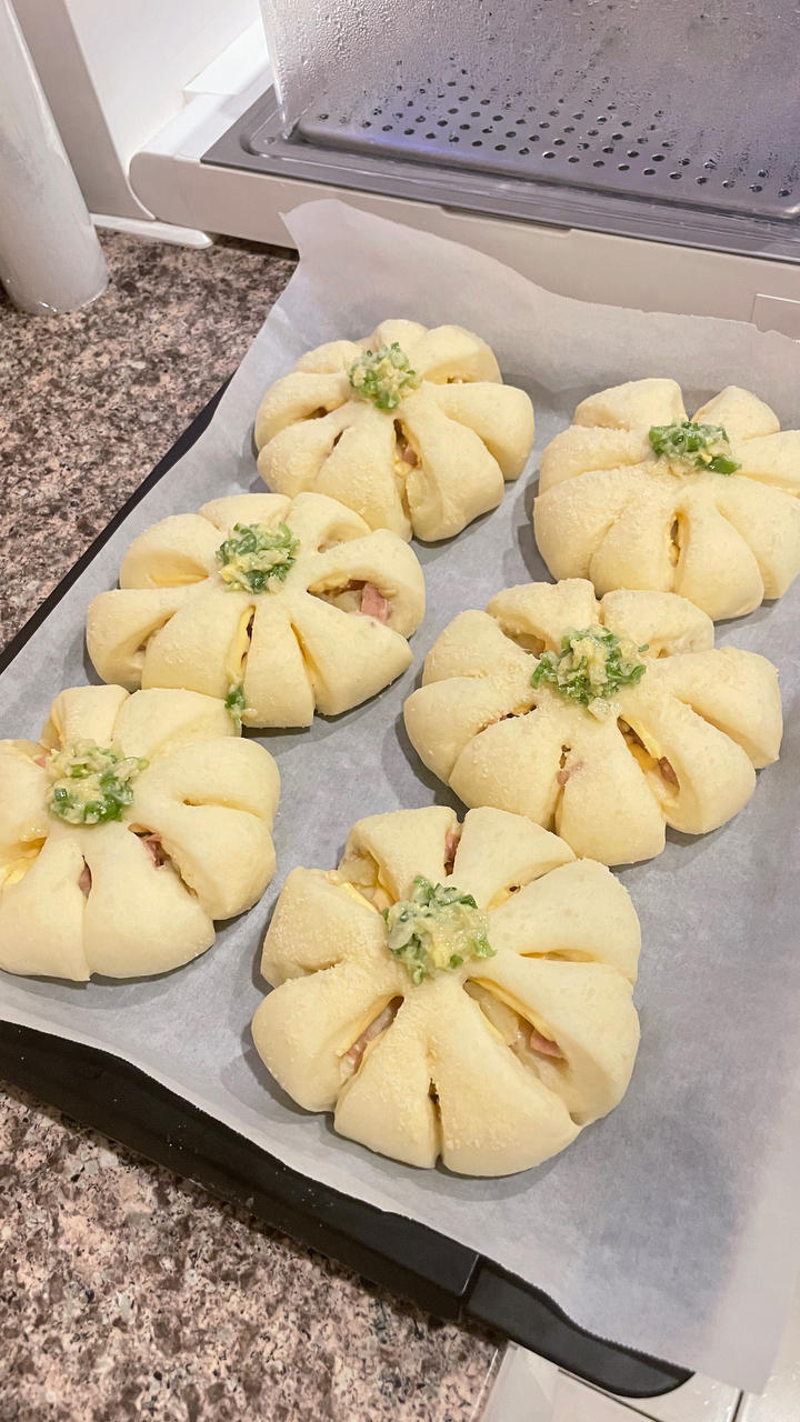 『美味咸香』椒盐土豆香肠花花包