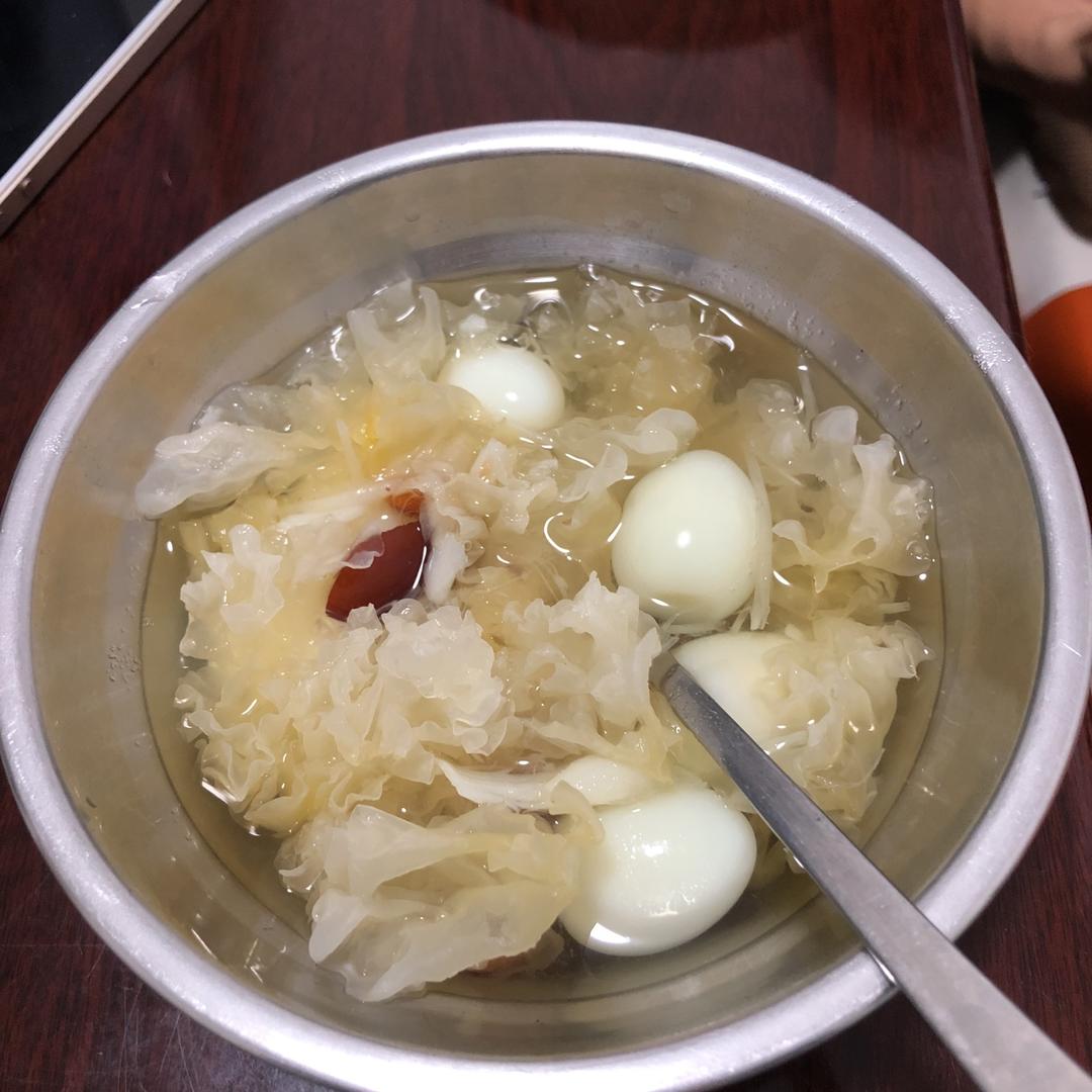 百合银耳鹌鹑蛋糖水