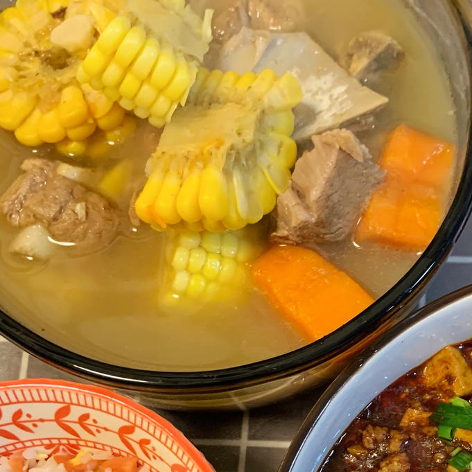 胡萝卜玉米香菇炖排骨