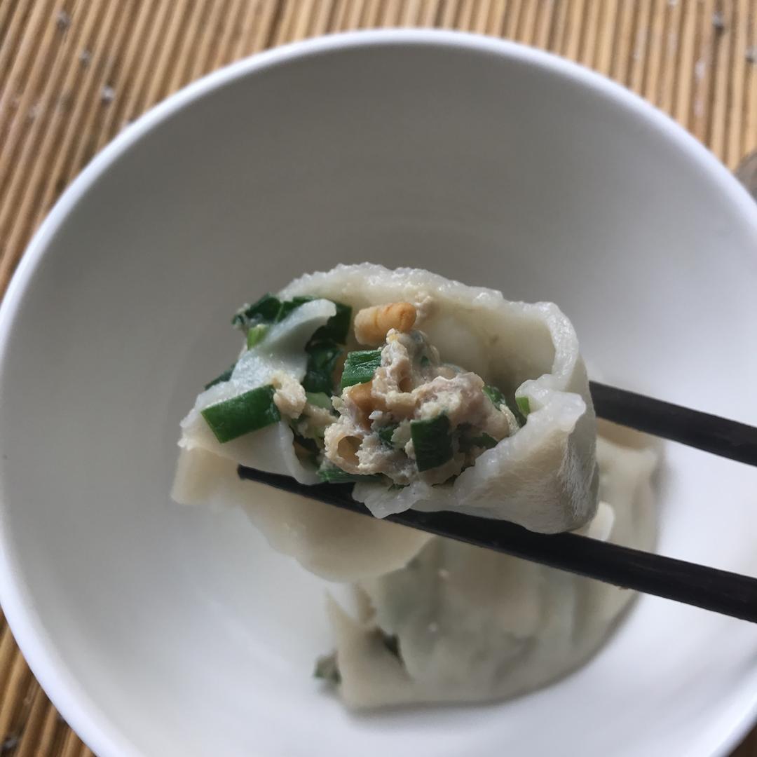 妈咪小歪做的韭菜海肠饺子